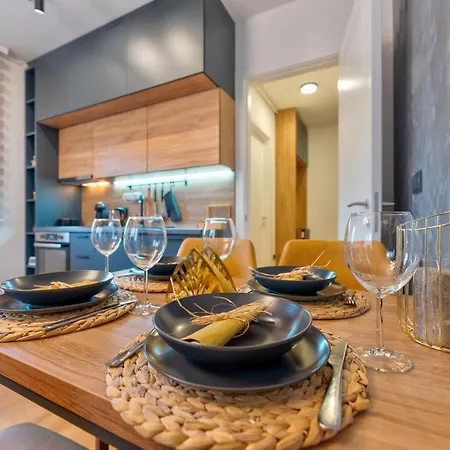 Woody Luna Apartment *